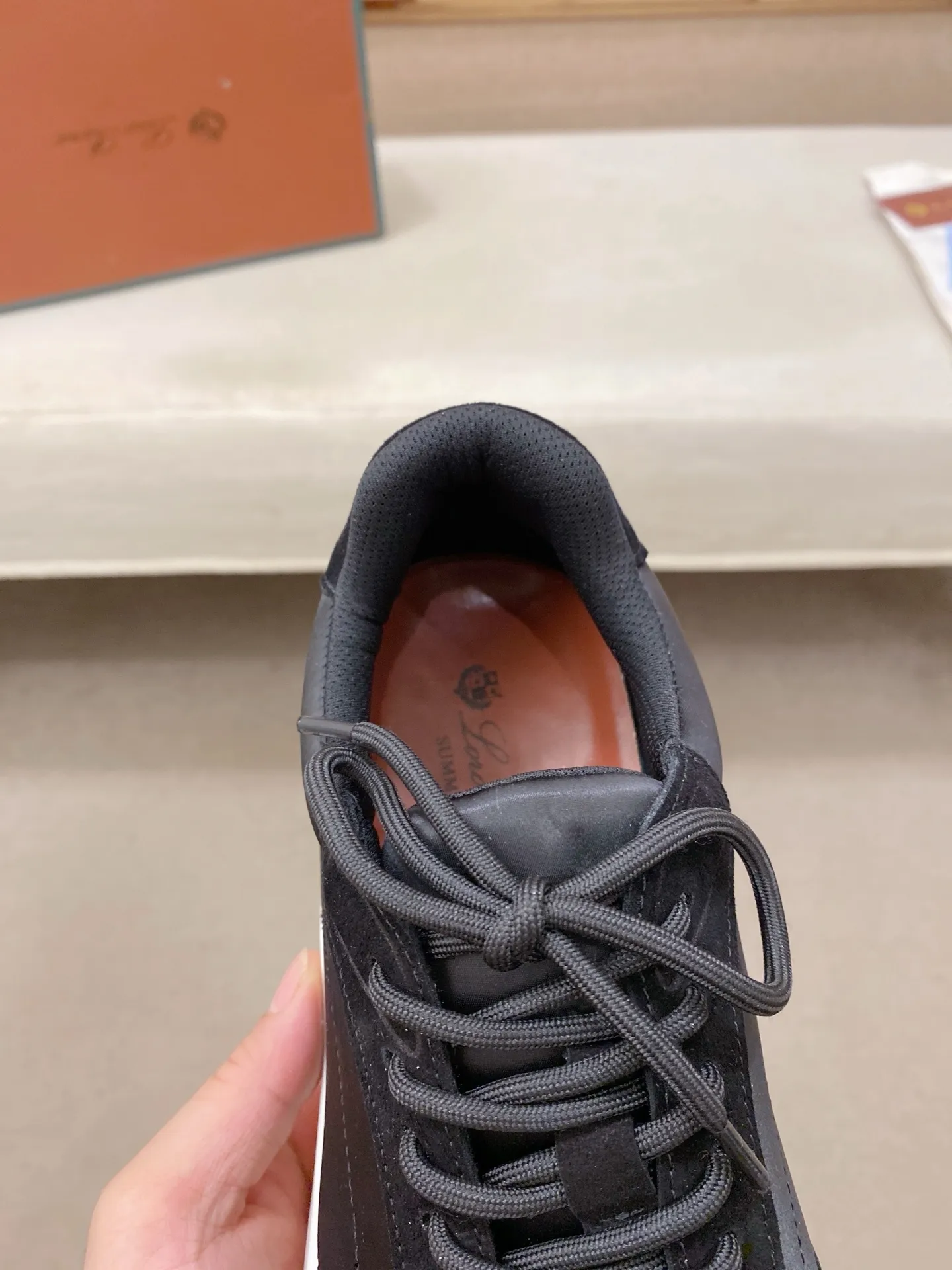 Men's shoes 💰: 462💰🔥𝐥𝐨𝐫𝐨 𝐏𝐢𝐚𝐧𝐚 lp classic loafers, an Italian treasure brand, the only brand that can match Hermès! Only after wearing it do we realize that we can’t live up to our feet. The upper is made of imported first-layer cowhide with breathable fabrics, water-dyed cowhide foot pads, and the official original glass rubber outsole and pendant. Exclusive original packaging (tag ➕ brand paper ➕ outer box ➕ hand bag) code number: 38-44. Can be customized 45-46